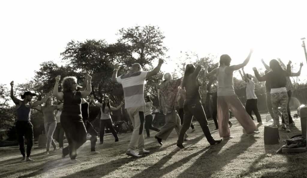 Grupo compartiendo movimiento consciente al aire libre